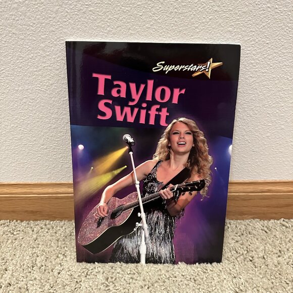 Taylor Swift Superstars! Book - Picture 1 of 2